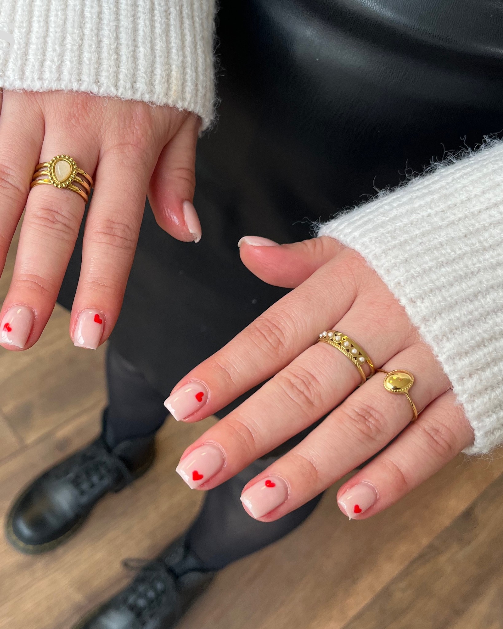 Nagels met kleine rode hartjes