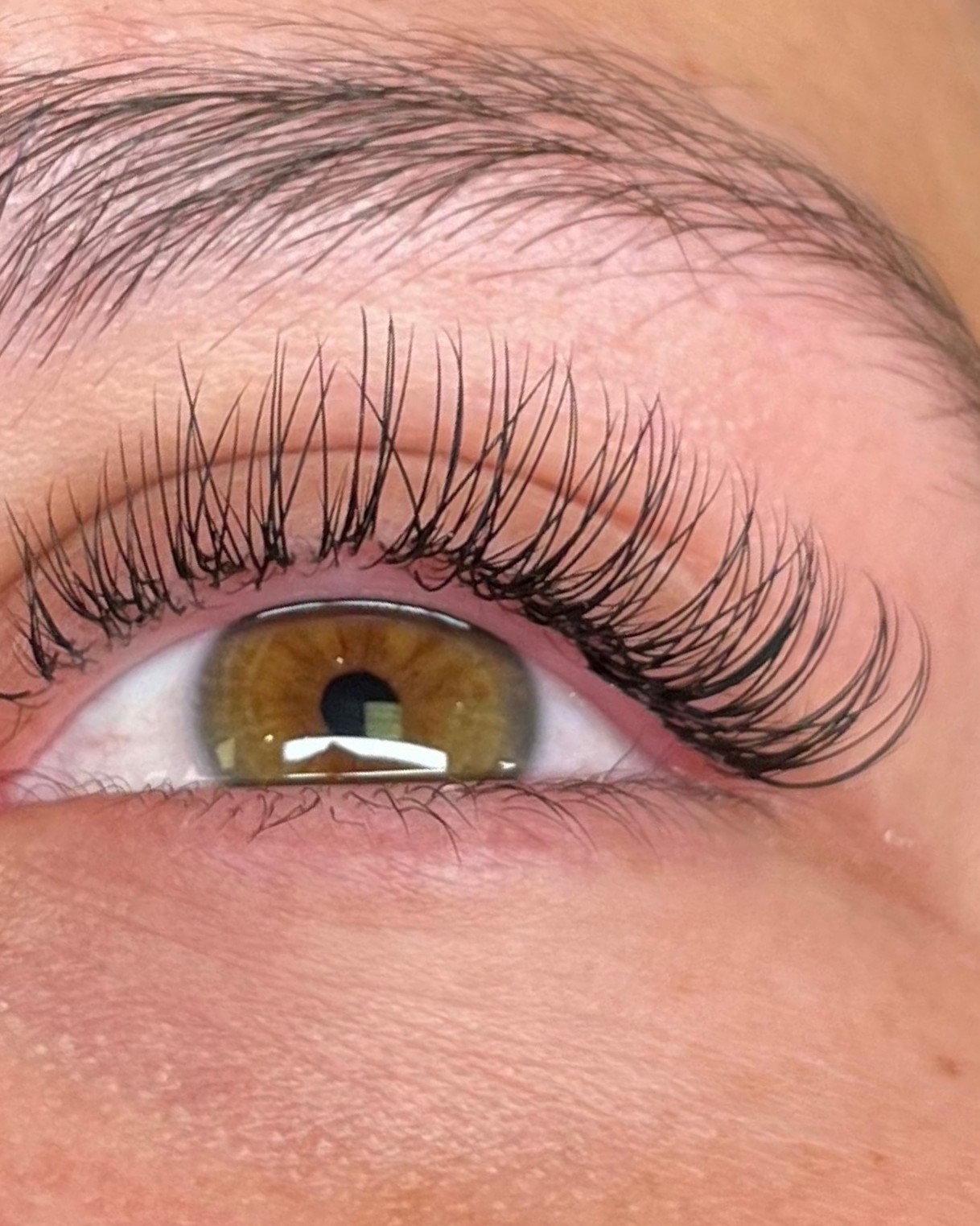 Volle, gekrulde wimpers bij een groenbruin oog