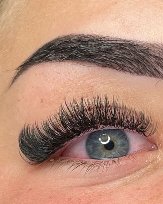 Gestylede wenkbrauw boven volle wimpers